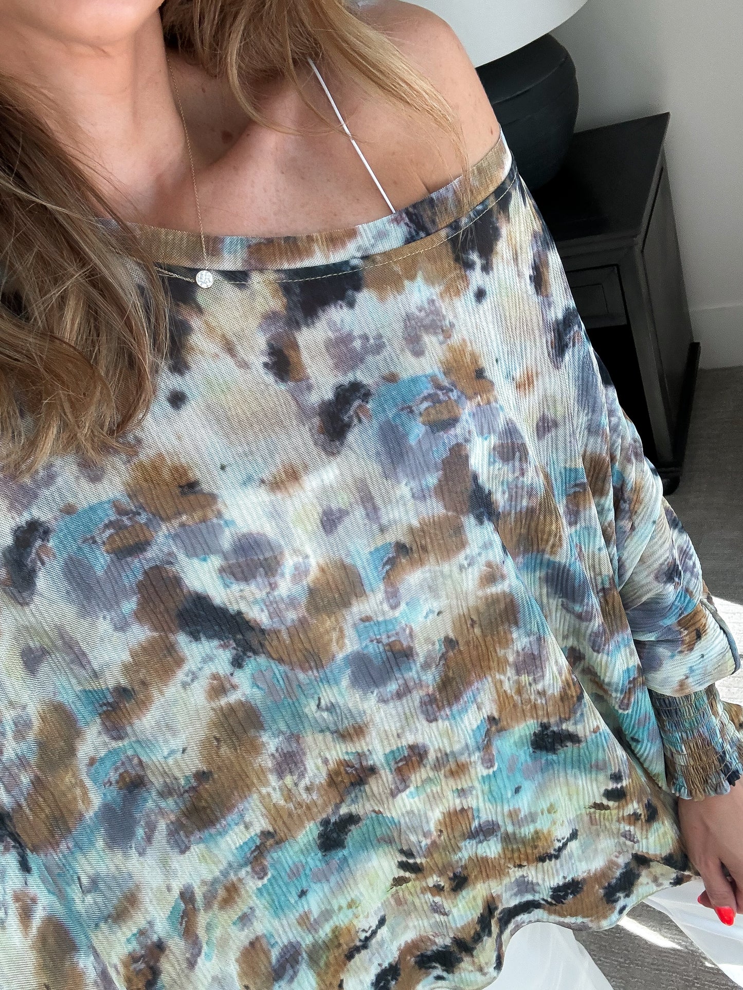 Donna Mesh Smocked Cuff Blouse